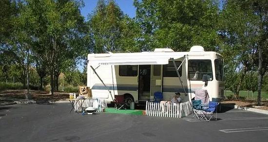 Google員工MatthewJWeaver在Google停車場住了一年